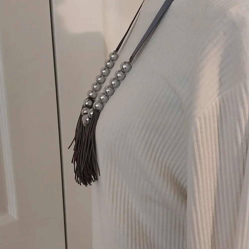 2950 Plunder Grey Pearl Beads With Leather Look Fringe With Ribbon Connect. - Picture 5 of 5